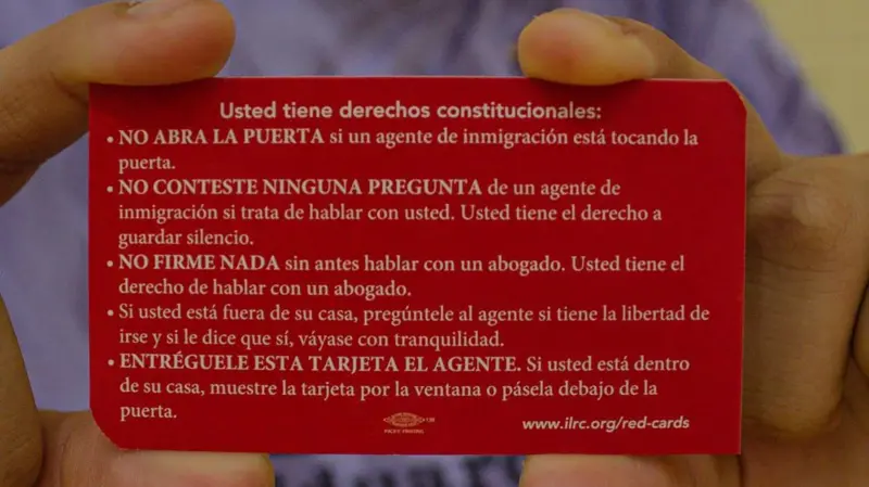 La Tarjeta Roja El Poderoso Recurso que Protege a los Migrantes en Riesgo de Deportación en EE.UU., en este 2025