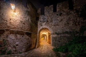 "Los 10 Castillos Más Embrujados del Mundo: Historias de Fantasmas, Leyendas Oscuras y Fenómenos Paranormales" 3 "Los 10 Castillos Más Embrujados del Mundo: Historias de Fantasmas, Leyendas Oscuras y Fenómenos Paranormales"