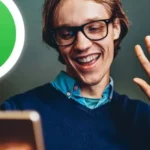 WhatsApp sigue evolucionando y, en su más reciente actualización en fase beta, ha incorporado una función que promete mejorar la experiencia de las videollamadas: la posibilidad de reaccionar con emojis en tiempo real. Esta innovación busca hacer que las interacciones sean más dinámicas y efectivas, sin necesidad de interrumpir la conversación.