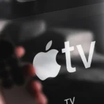 En un movimiento que promete revolucionar la experiencia de los usuarios de Apple, la compañía de Cupertino está ultimando los detalles para una de las transformaciones más drásticas en la historia de su software. Según informaciones reveladas por Mark Gurman en Bloomberg, Apple planea lanzar iOS 19, iPadOS 19 y macOS 16 a finales de 2025, cambios que modificarán por completo la interfaz y funcionamiento de estos sistemas operativos.