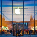 Hace un año, Apple revolucionó su ecosistema de software en España al permitir la descarga de aplicaciones fuera de la App Store, en cumplimiento con la Ley de Mercados Digitales (DMA) de la Unión Europea. Esta medida, aplicada posteriormente con iOS 17.4, facilitó la aparición de tiendas alternativas como AltStore. Ahora, Brasil sigue un camino similar, obligando a Apple a abrir su ecosistema de aplicaciones en su territorio tras una decisión judicial clave.