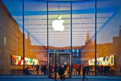 Hace un año, Apple revolucionó su ecosistema de software en España al permitir la descarga de aplicaciones fuera de la App Store, en cumplimiento con la Ley de Mercados Digitales (DMA) de la Unión Europea. Esta medida, aplicada posteriormente con iOS 17.4, facilitó la aparición de tiendas alternativas como AltStore. Ahora, Brasil sigue un camino similar, obligando a Apple a abrir su ecosistema de aplicaciones en su territorio tras una decisión judicial clave.