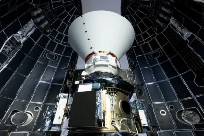 El pasado 11 de marzo de 2025, la NASA llevó a cabo con éxito el lanzamiento de las misiones SPHEREx y PUNCH desde la Base de la Fuerza Espacial Vandenberg, California, a bordo de un cohete Falcon 9 de SpaceX. Ambas misiones buscan revolucionar nuestra comprensión del universo y la interacción del Sol con el espacio interplanetario.