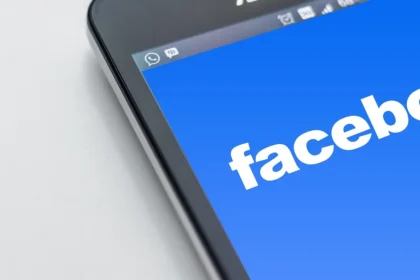 Papúa Nueva Guinea ha dado un paso inesperado en la regulación del contenido en línea al bloquear el acceso a Facebook, la red social más utilizada en el país. La acción, que el Gobierno ha denominado una “prueba” bajo el amparo de la nueva ley antiterrorista, busca mitigar la propagación de discursos de odio, desinformación, pornografía y otros contenidos considerados perjudiciales. Sin embargo, el carácter sorpresivo de la medida y su amplitud han desatado una fuerte controversia tanto a nivel nacional como internacional.