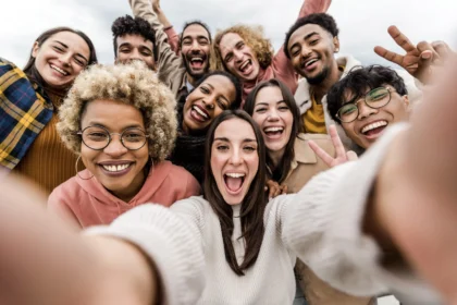 10 Hábitos que Te Alejan de la Felicidad y Cómo Superarlos, Según Expertos