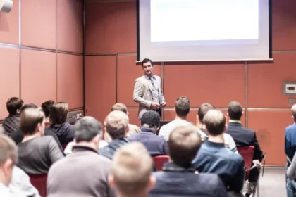 Cómo Hablar en Público con Confianza: 10 Técnicas Infalibles para Superar los Nervios