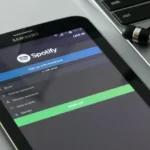 Spotify se ha consolidado como la plataforma de streaming de música más importante de la actualidad, con millones de usuarios disfrutando de su extenso catálogo musical. En 2024, la compañía reportó un impresionante crecimiento, alcanzando los 263 millones de suscriptores de pago en todo el mundo. Sin embargo, el fenómeno de la piratería también ha crecido con la popularidad del servicio, lo que ha llevado a la plataforma a intensificar sus medidas de seguridad para frenar el acceso ilegal a sus funciones premium.