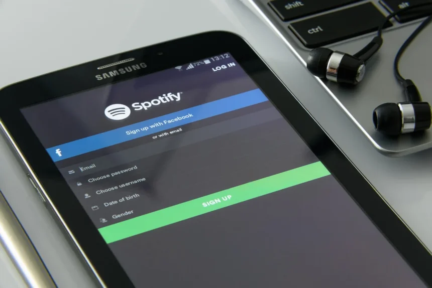 Spotify se ha consolidado como la plataforma de streaming de música más importante de la actualidad, con millones de usuarios disfrutando de su extenso catálogo musical. En 2024, la compañía reportó un impresionante crecimiento, alcanzando los 263 millones de suscriptores de pago en todo el mundo. Sin embargo, el fenómeno de la piratería también ha crecido con la popularidad del servicio, lo que ha llevado a la plataforma a intensificar sus medidas de seguridad para frenar el acceso ilegal a sus funciones premium.