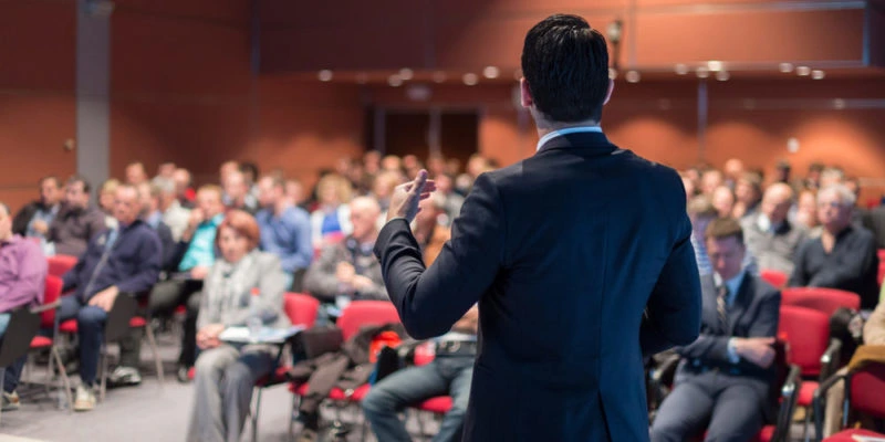 Domina la Oratoria: 10 Estrategias Infalibles para Hablar con Impacto