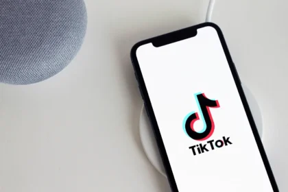 En un esfuerzo por fortalecer la seguridad y el bienestar digital de los adolescentes, TikTok ha lanzado nuevas herramientas de control parental que permitirán a los padres gestionar el acceso de sus hijos a la red social. Estas funcionalidades incluyen la posibilidad de bloquear la aplicación en horarios determinados, mayor transparencia sobre la actividad de los menores y un innovador sistema de meditación para fomentar hábitos digitales equilibrados.