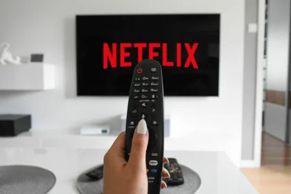 En un movimiento que promete transformar la experiencia de streaming, Netflix ha anunciado la integración del formato HDR10+ y del códec de vídeo AV1 en su plataforma, beneficiando especialmente a los usuarios del plan Premium que cuentan con dispositivos compatibles, como los televisores Samsung. Esta alianza estratégica entre dos gigantes tecnológicos marca un paso firme hacia una experiencia visual más inmersiva, nítida y realista.
