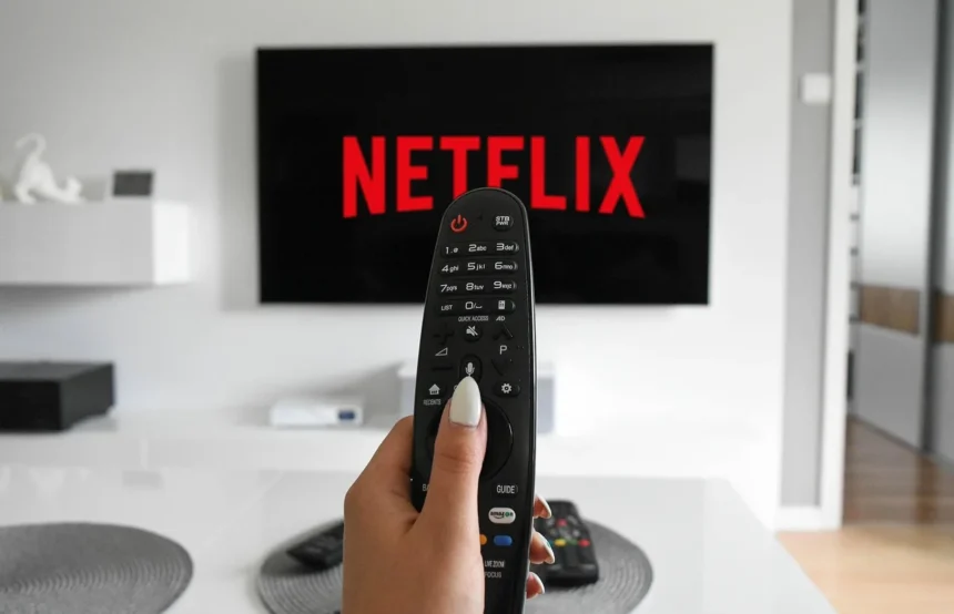 En un movimiento que promete transformar la experiencia de streaming, Netflix ha anunciado la integración del formato HDR10+ y del códec de vídeo AV1 en su plataforma, beneficiando especialmente a los usuarios del plan Premium que cuentan con dispositivos compatibles, como los televisores Samsung. Esta alianza estratégica entre dos gigantes tecnológicos marca un paso firme hacia una experiencia visual más inmersiva, nítida y realista.