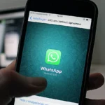 WhatsApp, la popular aplicación de mensajería instantánea de Meta, sigue evolucionando para mejorar la experiencia de sus usuarios. En esta ocasión, está implementando una nueva función que cambiará la forma en que se manejan las videollamadas, permitiendo mayor privacidad y seguridad. Este cambio, detectado en la versión beta 2.25.7.3 de la aplicación para Android, permitirá a los usuarios decidir si desean activar o no su cámara antes de aceptar una videollamada.