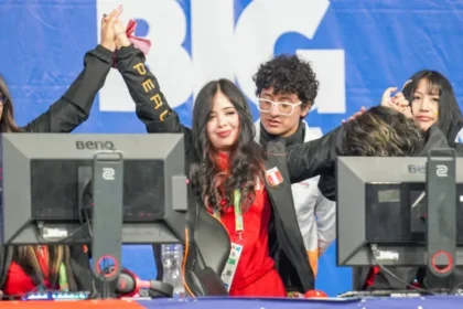 El mundo de los deportes electrónicos, conocidos como esports, está experimentando un crecimiento exponencial a nivel global, y Perú no se queda atrás. En un acontecimiento sin precedentes, el Gobierno peruano ha declarado de interés nacional la realización del Global Esports Tour 2025, un evento de talla mundial que se llevará a cabo en Lima del 1 al 7 de junio del presente año. Este torneo congregará a 100 atletas de esports provenientes de los cinco continentes, quienes competirán en disciplinas como DOTA 2, League of Legends y Mobile Legends. Con una expectativa de más de 15,000 espectadores presenciales y una audiencia global en línea, el evento promete ser un hito histórico para el país.