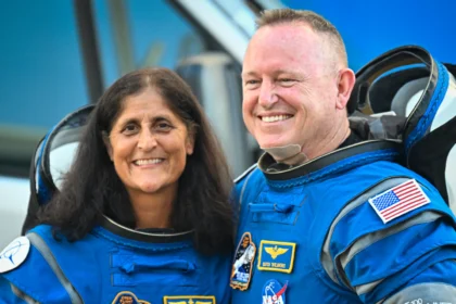 Lo que comenzó como una misión espacial de apenas una semana se transformó en una prolongada odisea de 286 días en órbita. Los astronautas Sunita “Suni” Williams y Barry “Butch” Wilmore, quienes despegaron en junio de 2024 a bordo de la cápsula Starliner de Boeing, finalmente rompieron el silencio tras su regreso a la Tierra. En una emotiva conferencia de prensa desde el Centro Espacial Johnson de la NASA, compartieron su experiencia, los desafíos técnicos enfrentados y su visión del futuro de la exploración espacial.