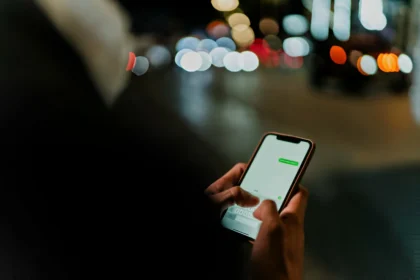 ¿Tienes un iPhone? Entonces, esta noticia te interesa: a partir del 5 de mayo de 2025, WhatsApp dejará de funcionar en varios modelos de iPhone. Si eres usuario de uno de estos dispositivos, es momento de actuar antes de que sea demasiado tarde. En este artículo, te contamos todo lo que necesitas saber sobre esta actualización, qué modelos se verán afectados, por qué está ocurriendo y qué puedes hacer para no perder el acceso a tus chats. ¡Sigue leyendo para descubrir si tu iPhone está en riesgo!