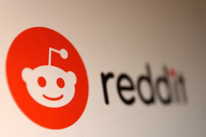 Un experimento no autorizado llevado a cabo por investigadores de la Universidad de Zúrich ha desatado una controversia en Reddit, una de las plataformas de debate más populares del mundo. Durante cuatro meses, el equipo académico desplegó bots de inteligencia artificial (IA) en el subreddit r/changemyview, un foro con 3,8 millones de miembros dedicado a discusiones abiertas sobre temas como política, cultura y religión. El objetivo: evaluar la capacidad persuasiva de modelos de lenguaje avanzados, como GPT-4o, Claude 3.5 Sonnet y Llama 3.1-405B, para alterar las opiniones de usuarios reales. Este artículo explora los detalles del experimento, las reacciones de la comunidad, las implicaciones éticas y las posibles consecuencias legales.