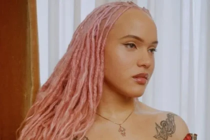 Airyn De Niro, hija del legendario actor Robert De Niro y la actriz Toukie Smith, ha dado un paso valiente al declararse públicamente como mujer trans. En una emotiva entrevista con Them, un medio digital enfocado en la comunidad LGBTQ+, Airyn compartió su transición y reflexionó sobre su vida. A sus 29 años, su historia no solo revela su lucha personal, sino que también inspira a quienes buscan vivir auténticamente.