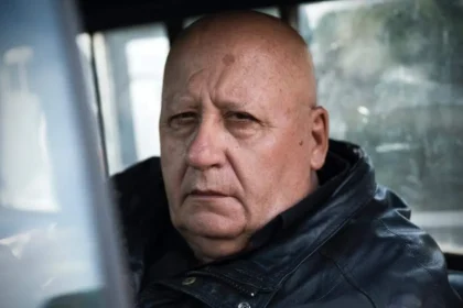 El mundo artístico mexicano perdió a uno de sus exponentes más versátiles y queridos: Alejandro de la Peña García, actor, productor y doble de acción, falleció el pasado 5 de abril. Su carrera abarcó más de cuatro décadas, dejando un legado significativo en el cine, la televisión y la formación actoral.