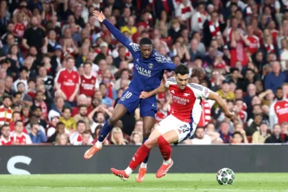 El Paris Saint-Germain (PSG) ha dado un paso firme hacia la final de la Champions League al imponerse por 1-0 al Arsenal en el partido de ida de las semifinales, celebrado en el Emirates Stadium de Londres. Con un gol tempranero de Ousmane Dembelé y una actuación destacada de Gianluigi Donnarumma, los parisinos se llevan una ventaja crucial de cara al partido de vuelta en el Parque de los Príncipes. Este resultado pone al equipo de Luis Enrique en una posición privilegiada para alcanzar la gran final en Múnich, mientras que el Arsenal de Mikel Arteta deberá buscar una remontada heroica en París.