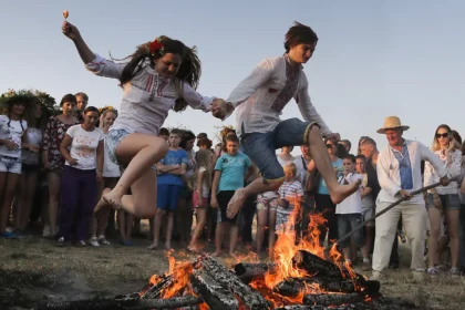 7 Tradiciones Curiosas del Mundo: Costumbres Únicas de Diversos Países que Deberías Conocer