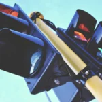 Cruzar la calle en algunas ciudades de California se ha convertido recientemente en una experiencia insólita. Lejos de las señales sonoras habituales que ayudan a las personas con discapacidad visual, varios semáforos comenzaron a emitir mensajes irónicos con las voces clonadas de Elon Musk y Mark Zuckerberg. El fenómeno, reportado por usuarios en redes sociales como TikTok e Instagram, pronto se volvió viral y atrajo la atención de las autoridades locales y medios nacionales.