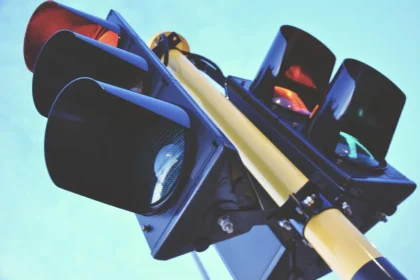 Cruzar la calle en algunas ciudades de California se ha convertido recientemente en una experiencia insólita. Lejos de las señales sonoras habituales que ayudan a las personas con discapacidad visual, varios semáforos comenzaron a emitir mensajes irónicos con las voces clonadas de Elon Musk y Mark Zuckerberg. El fenómeno, reportado por usuarios en redes sociales como TikTok e Instagram, pronto se volvió viral y atrajo la atención de las autoridades locales y medios nacionales.