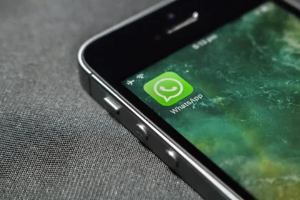 WhatsApp, la aplicación de mensajería más utilizada en el mundo, propiedad de Meta, ha lanzado recientemente una serie de actualizaciones que buscan mejorar la experiencia de sus usuarios. Con nuevas funciones enfocadas en los chats grupales, las videollamadas y los canales, la plataforma sigue apostando por la innovación y la personalización.