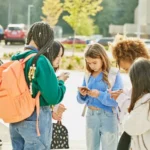 ¡Revolución Escolar! Cómo Prohibir Teléfonos Devuelve Risas y Vida a los Pasillos en este 2025