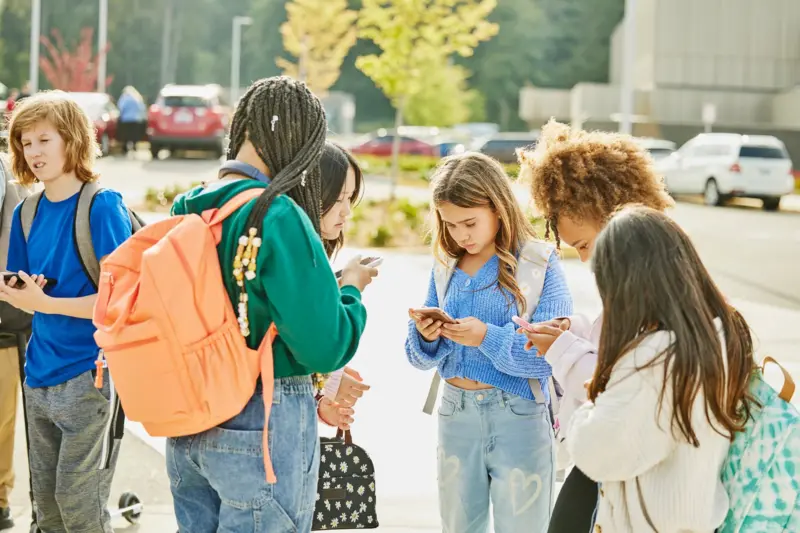 ¡Revolución Escolar! Cómo Prohibir Teléfonos Devuelve Risas y Vida a los Pasillos en este 2025
