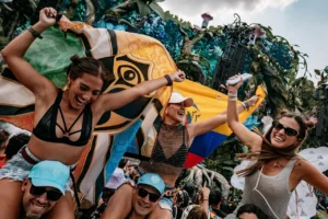 Botella edición limitada de Absolut Vodka Tomorrowland 2025, con diseño artístico y fuegos artificiales de fondo.