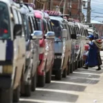 Largas filas de vehículos en Bolivia esperando combustible durante la crisis de escasez de gasolina y diésel en 2025.