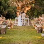 Ceremonia de microbodas al aire libre con decoración natural, menos de 50 invitados y un ambiente íntimo y personalizado en Estados Unidos. invitado