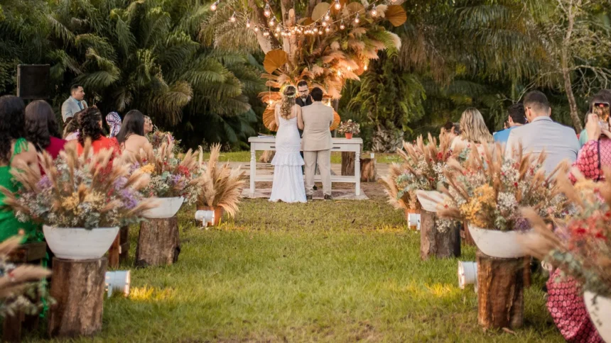 Ceremonia de microbodas al aire libre con decoración natural, menos de 50 invitados y un ambiente íntimo y personalizado en Estados Unidos. invitado