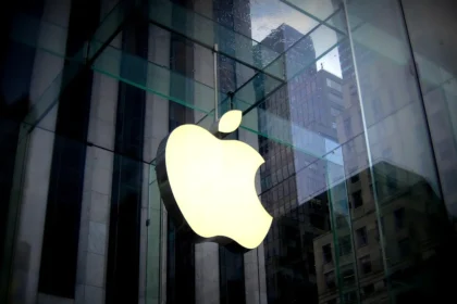 Apple, el gigante tecnológico estadounidense, planea trasladar el ensamblaje de todos los iPhone vendidos en Estados Unidos a India para finales de 2026. Esta decisión, reportada por el Financial Times, responde a las tensiones comerciales entre Estados Unidos y China, marcadas por aranceles récord y una creciente necesidad de diversificar la cadena de suministro. En este artículo, exploramos las razones detrás de esta movida, sus implicaciones económicas y tecnológicas, y el papel de India como nuevo epicentro de producción de Apple.