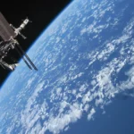 La arqueología espacial es una disciplina que aplica los principios y métodos de la arqueología tradicional al estudio de los artefactos y sitios relacionados con la exploración espacial. Abarca desde los lugares de lanzamiento de cohetes hasta los objetos dejados en la Luna o Marte. En lugar de excavar con palas, los arqueólogos espaciales analizan imágenes satelitales, documentos científicos y planos de ingeniería para reconstruir la historia de estos sitios.