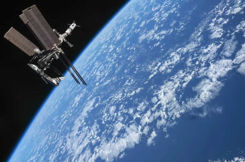 La arqueología espacial es una disciplina que aplica los principios y métodos de la arqueología tradicional al estudio de los artefactos y sitios relacionados con la exploración espacial. Abarca desde los lugares de lanzamiento de cohetes hasta los objetos dejados en la Luna o Marte. En lugar de excavar con palas, los arqueólogos espaciales analizan imágenes satelitales, documentos científicos y planos de ingeniería para reconstruir la historia de estos sitios.