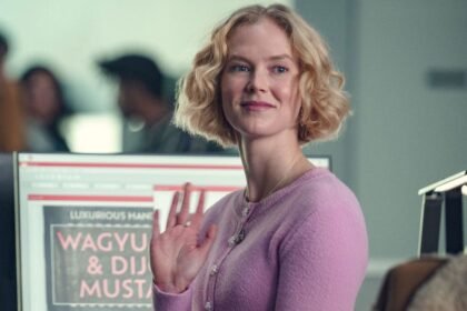 Black Mirror ha vuelto a sorprender a su audiencia con su séptima temporada, y el episodio Bête Noire se ha convertido en el centro de todas las miradas. Este capítulo, escrito por el genio creativo Charlie Brooker, no solo plantea preguntas inquietantes sobre la percepción de la realidad, sino que lleva la experiencia un paso más allá al incluir dos versiones distintas que se distribuyen aleatoriamente a los espectadores en Netflix. En este artículo, exploramos en profundidad el impacto de Bête Noire, su conexión con el Efecto Mandela, el misterioso código QR en Plaything y cómo Black Mirror sigue redefiniendo los límites de la narrativa televisiva.