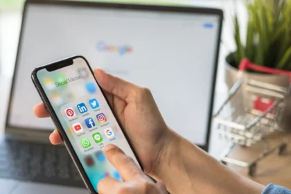 En la era digital, las redes sociales son una extensión de nuestra vida cotidiana. Compartimos fotos, opiniones, momentos felices y hasta datos personales sin pensar demasiado en las consecuencias. Sin embargo, esta exposición puede ponernos en riesgo. Desde fraudes digitales hasta el robo de identidad, los peligros acechan en cada publicación. En este artículo, te ofrecemos consejos prácticos y actualizados para proteger tu privacidad en redes sociales y mantener tus datos personales a salvo. ¡Sigue leyendo para aprender cómo navegar de forma segura en el mundo digital!