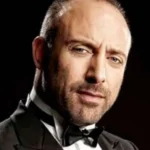 Novela Actor que interpretó a Onur en ‘Las Mil y Una Noches’, fotografiado en traje formal antes de ser condenado a prisión en Turquía.