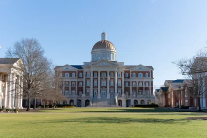 El Departamento de Estado de Estados Unidos ha tomado una decisión que está generando titulares y controversia a nivel global: la suspensión temporal de nuevas citas para visas de estudiante en embajadas y consulados, mientras se desarrolla una guía para ampliar la revisión de redes sociales de los solicitantes. Esta medida, implementada bajo la administración de Donald Trump, busca reforzar los controles de seguridad, pero ha desatado un debate sobre sus implicaciones para los estudiantes internacionales, la libertad de expresión y el futuro de la educación superior en el país. A continuación, exploramos en detalle esta política, sus antecedentes, consecuencias y las reacciones que ha generado.