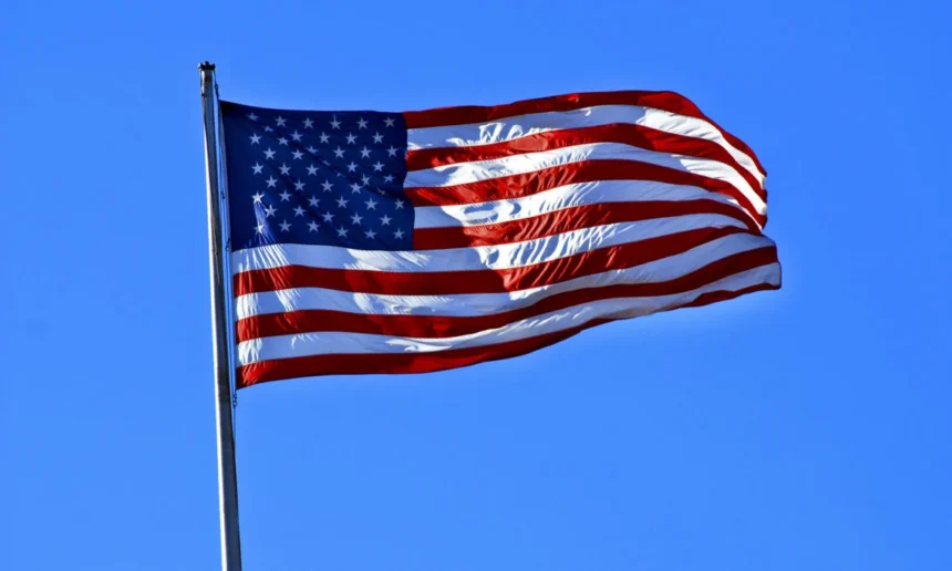 El 2 de mayo de 2025, Estados Unidos dio un paso significativo en su política comercial al eliminar la exención de "minimis" para las importaciones de productos procedentes de China y Hong Kong con un valor inferior a 800 dólares. Esta medida, que eximía a estos paquetes del pago de aranceles, había beneficiado durante años a gigantes del comercio electrónico como Shein, Temu y AliExpress. En este artículo, exploraremos en detalle qué significa esta decisión, sus implicaciones para el comercio global, los consumidores y las empresas, así como el contexto histórico y las razones detrás de esta política.