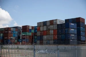El 2 de mayo de 2025, Estados Unidos dio un paso significativo en su política comercial al eliminar la exención de "minimis" para las importaciones de productos procedentes de China y Hong Kong con un valor inferior a 800 dólares. Esta medida, que eximía a estos paquetes del pago de aranceles, había beneficiado durante años a gigantes del comercio electrónico como Shein, Temu y AliExpress. En este artículo, exploraremos en detalle qué significa esta decisión, sus implicaciones para el comercio global, los consumidores y las empresas, así como el contexto histórico y las razones detrás de esta política.