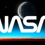 Cosmo, universo Logotipo de la NASA sobre fondo espacial con la Luna, representación institucional del descubrimiento de un fenómeno galáctico sin precedentes.
