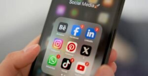 El internet moderno, tal como lo conocemos, está en un punto de inflexión. Las plataformas y dispositivos que definieron la última década están perdiendo relevancia, y Silicon Valley, el epicentro de la innovación tecnológica, finalmente lo reconoce. Este artículo explora cómo las dinámicas digitales están cambiando, el impacto de la inteligencia artificial (IA) y las tecnologías emergentes, y lo que esto significa para el futuro de la conectividad y la interacción humana. Basado en fuentes confiables como CNN en Español y otras publicaciones relevantes, desglosamos las tendencias clave que están redefiniendo el panorama tecnológico en 2025.