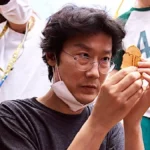La serie surcoreana El Juego del Calamar (Squid Game) ha capturado la atención de millones de espectadores en todo el mundo desde su estreno en Netflix en 2021. Con su tercera y última temporada programada para el 27 de junio de 2025, el director Hwang Dong-hyuk promete llevar la narrativa a un nivel aún más intenso y oscuro. En una reciente entrevista con Entertainment Weekly, Hwang adelantó que esta temporada final explorará “lo más bajo del ser humano”, un enfoque que busca cerrar la historia con un impacto emocional y psicológico profundo.