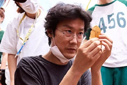 La serie surcoreana El Juego del Calamar (Squid Game) ha capturado la atención de millones de espectadores en todo el mundo desde su estreno en Netflix en 2021. Con su tercera y última temporada programada para el 27 de junio de 2025, el director Hwang Dong-hyuk promete llevar la narrativa a un nivel aún más intenso y oscuro. En una reciente entrevista con Entertainment Weekly, Hwang adelantó que esta temporada final explorará “lo más bajo del ser humano”, un enfoque que busca cerrar la historia con un impacto emocional y psicológico profundo.