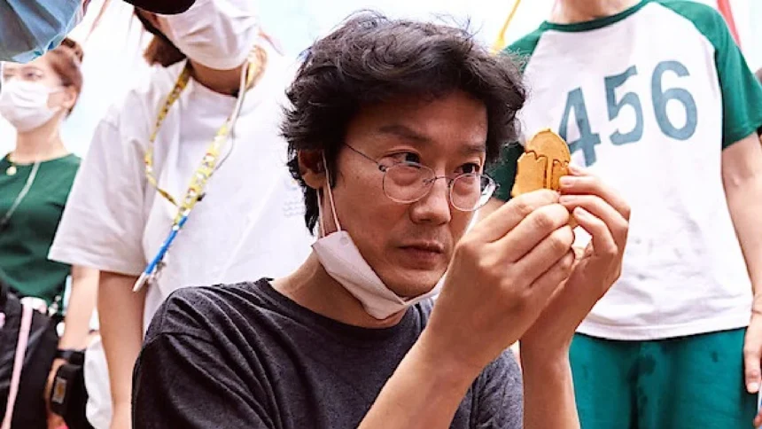 La serie surcoreana El Juego del Calamar (Squid Game) ha capturado la atención de millones de espectadores en todo el mundo desde su estreno en Netflix en 2021. Con su tercera y última temporada programada para el 27 de junio de 2025, el director Hwang Dong-hyuk promete llevar la narrativa a un nivel aún más intenso y oscuro. En una reciente entrevista con Entertainment Weekly, Hwang adelantó que esta temporada final explorará “lo más bajo del ser humano”, un enfoque que busca cerrar la historia con un impacto emocional y psicológico profundo.