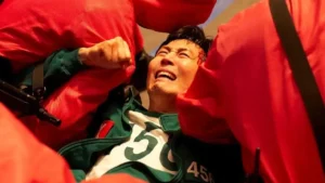 La serie surcoreana El Juego del Calamar (Squid Game) ha capturado la atención de millones de espectadores en todo el mundo desde su estreno en Netflix en 2021. Con su tercera y última temporada programada para el 27 de junio de 2025, el director Hwang Dong-hyuk promete llevar la narrativa a un nivel aún más intenso y oscuro. En una reciente entrevista con Entertainment Weekly, Hwang adelantó que esta temporada final explorará “lo más bajo del ser humano”, un enfoque que busca cerrar la historia con un impacto emocional y psicológico profundo.