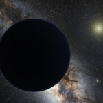 El sistema solar, ese vasto vecindario cósmico que habitamos, podría estar ocultando un secreto fascinante: el Planeta Nueve. Durante décadas, los astrónomos han especulado sobre la existencia de un cuerpo celeste masivo más allá de Neptuno, un mundo esquivo que podría explicar fenómenos orbitales inusuales en los confines de nuestro sistema. Recientemente, un equipo internacional de investigadores ha identificado un candidato prometedor que podría ser este misterioso planeta, reavivando el interés y el debate científico.